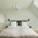 Апартаменты Unique 5 Bedroom W Exposed Beams In