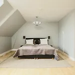 Апартаменты Unique 5 Bedroom W Exposed Beams In