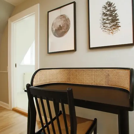 Unique 5 Bedroom W Exposed Beams In Lägenhet *