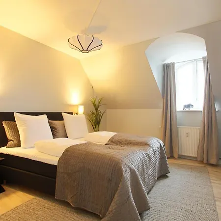 Unique 5 Bedroom W Exposed Beams In Apartment
