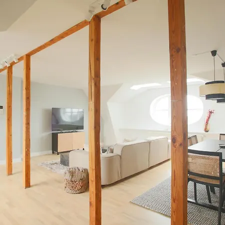 Unique 5 Bedroom W Exposed Beams In Apartment