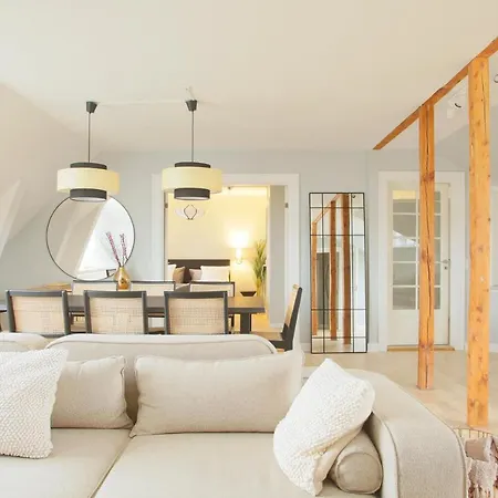 Unique 5 Bedroom W Exposed Beams In