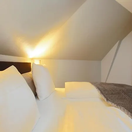 Unique 5 Bedroom W Exposed Beams In