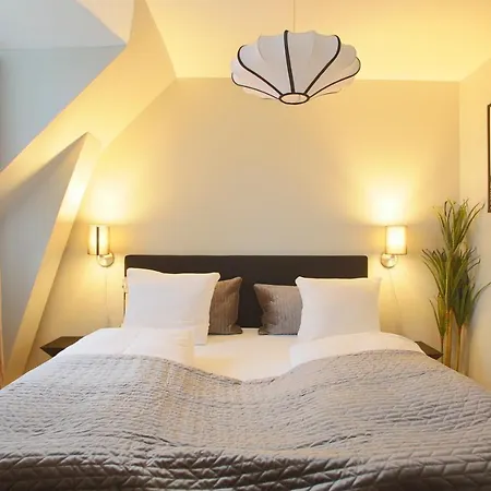 Unique 5 Bedroom W Exposed Beams In Apartment