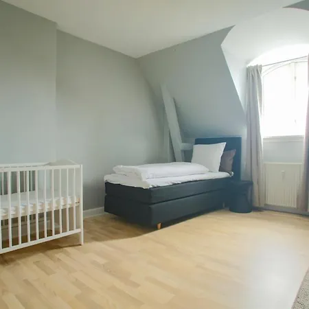 Unique 5 Bedroom W Exposed Beams In Lägenhet *