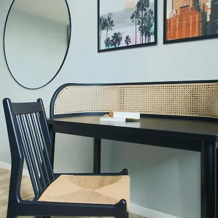 Unique 5 Bedroom W Exposed Beams In Lejlighed