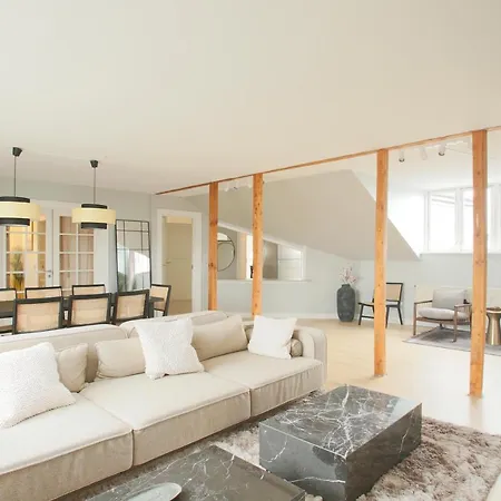 Unique 5 Bedroom W Exposed Beams In