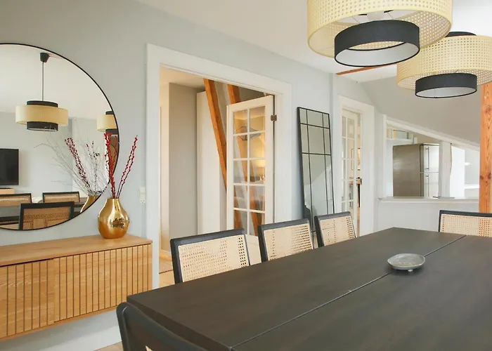 Unique 5 Bedroom W Exposed Beams In Apartment