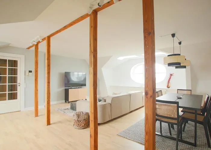 Unique 5 Bedroom W Exposed Beams In Apartment