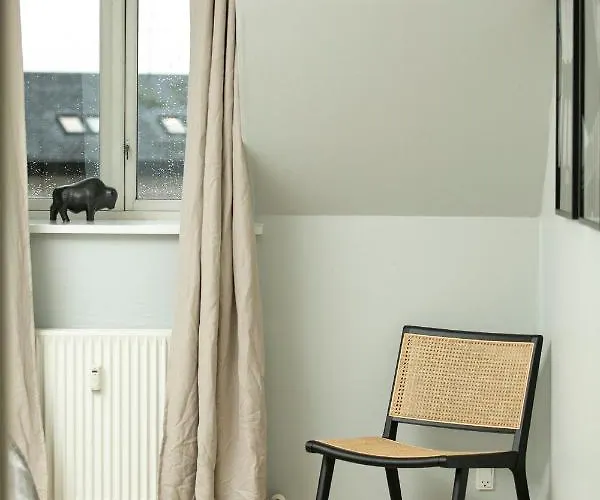 Unique 5 Bedroom W Exposed Beams In Apartment