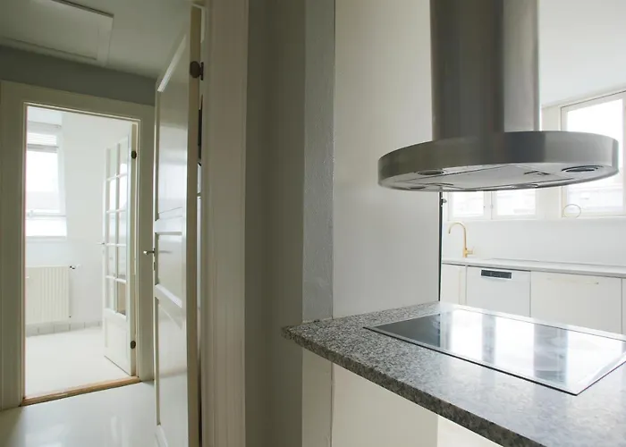 Unique 5 Bedroom W Exposed Beams In Apartment