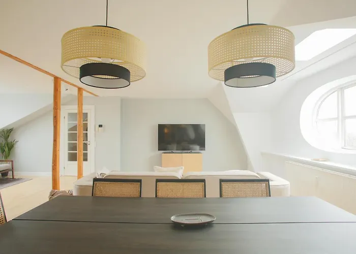 Unique 5 Bedroom W Exposed Beams In