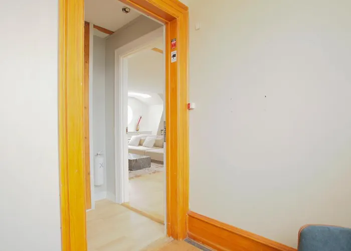 Unique 5 Bedroom W Exposed Beams In Apartment