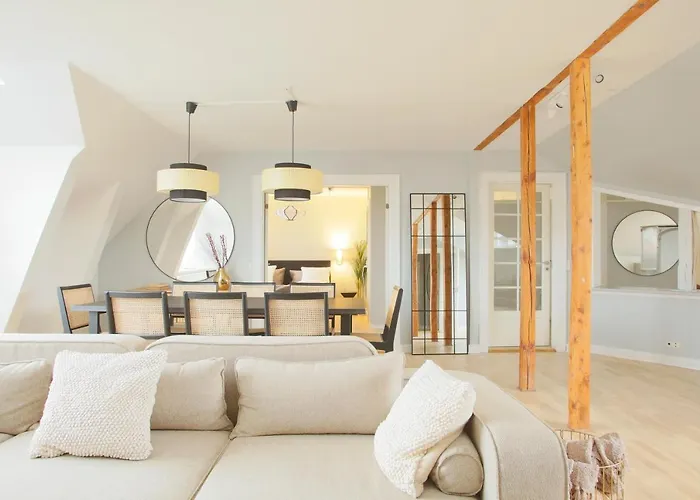 Unique 5 Bedroom W Exposed Beams In