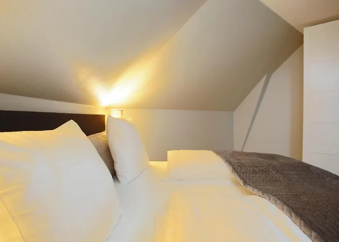 Unique 5 Bedroom W Exposed Beams In