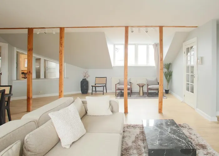 Unique 5 Bedroom W Exposed Beams In Apartment *