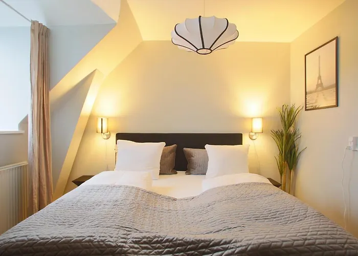 Unique 5 Bedroom W Exposed Beams In Apartment