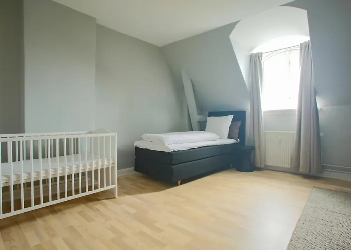 Unique 5 Bedroom W Exposed Beams In Apartment *