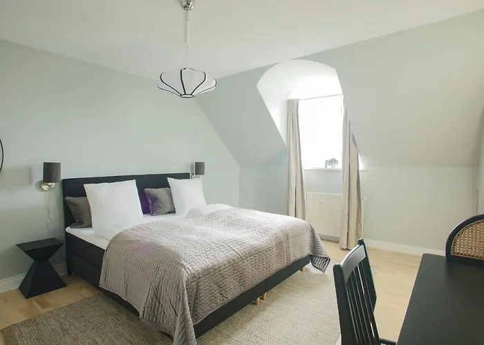 Unique 5 Bedroom W Exposed Beams In Apartment *