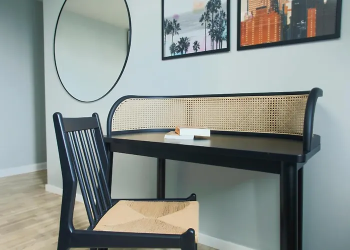 Unique 5 Bedroom W Exposed Beams In Apartment