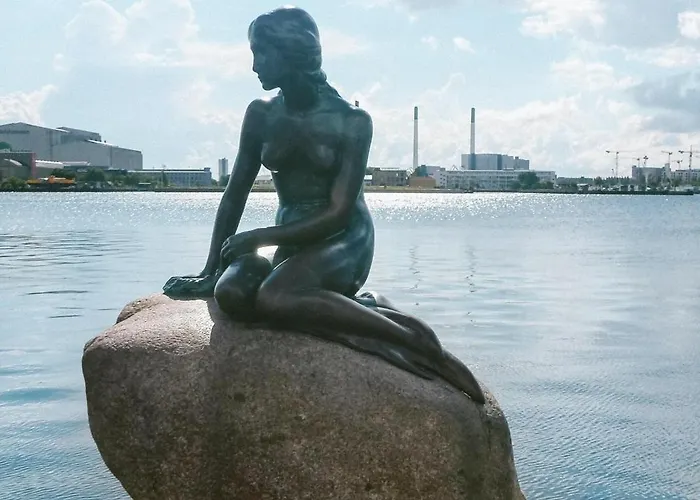 Unique 5 Bedroom W Exposed Beams In Apartment