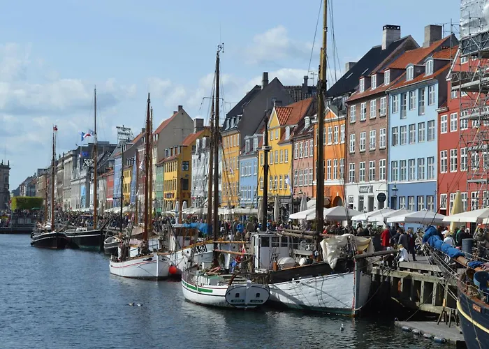 Unique 5 Bedroom W Exposed Beams In Apartment *