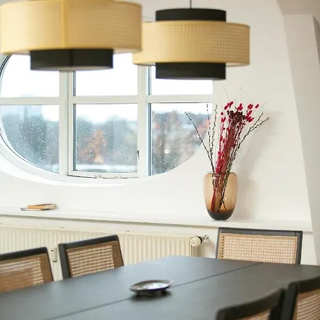 شقة Unique 5 Bedroom W Exposed Beams In