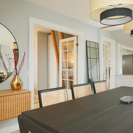 Unique 5 Bedroom W Exposed Beams In شقة