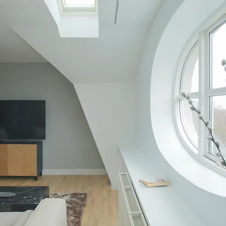 Unique 5 Bedroom W Exposed Beams In شقة *