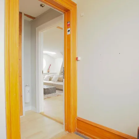 Unique 5 Bedroom W Exposed Beams In شقة