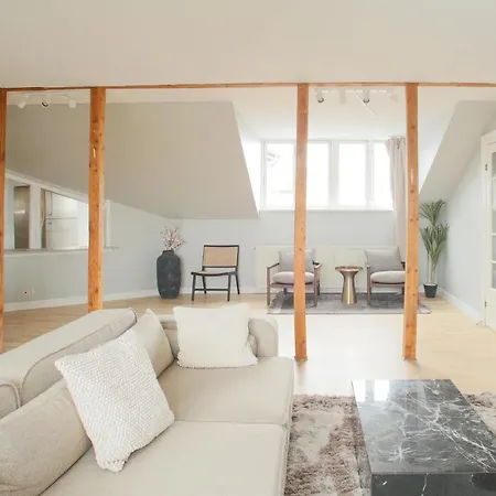 Unique 5 Bedroom W Exposed Beams In شقة *
