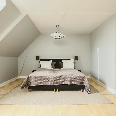 شقة Unique 5 Bedroom W Exposed Beams In