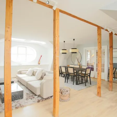 Unique 5 Bedroom W Exposed Beams In *